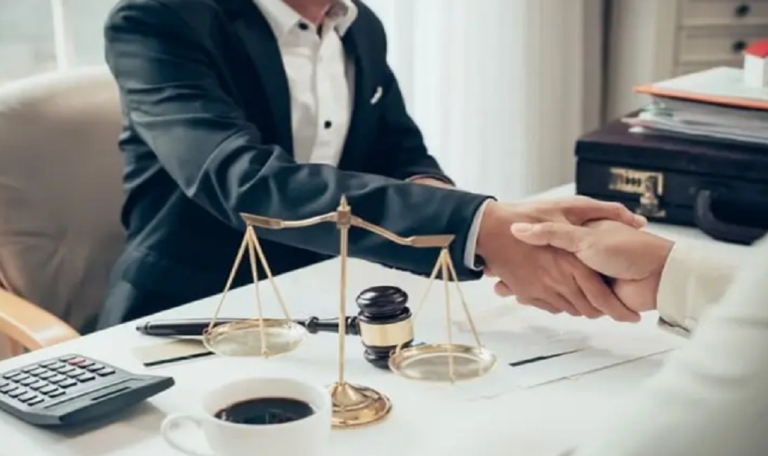 معايير اختيار محامي استثمار في الرياض