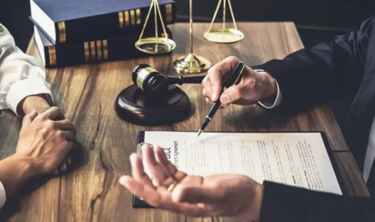 محامي تجاري في الرياض