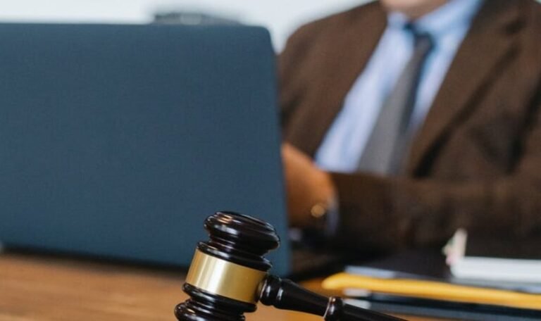 دور محامي مكتب العمل